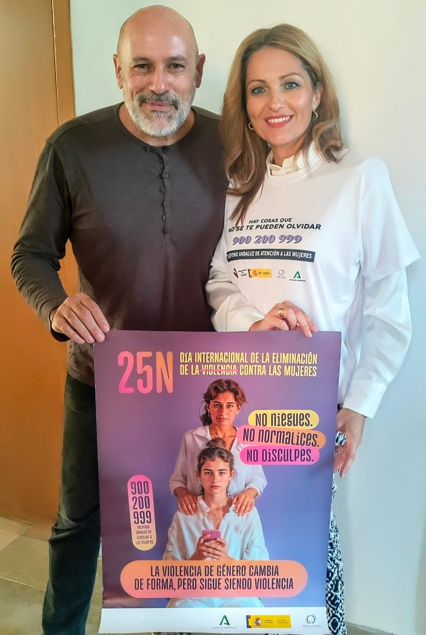 Entregamos la camiseta del Punto Violeta del Ayuntamiento de Pulpí a la Coordinadora del Instituto Andaluz de la Mujer en Almeria.